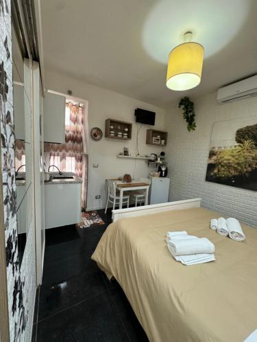 a bedroom with a bed with two towels on it at Casa andré in Siracusa