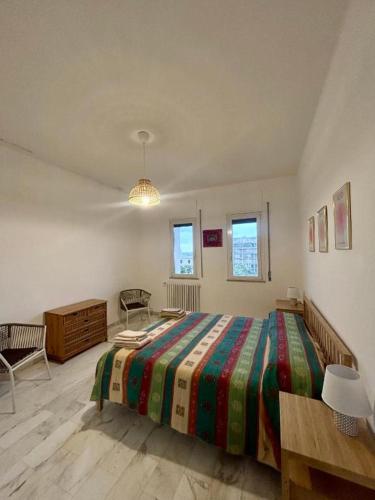 una camera da letto con un letto grande e un tavolo di LT Marisol a Bari
