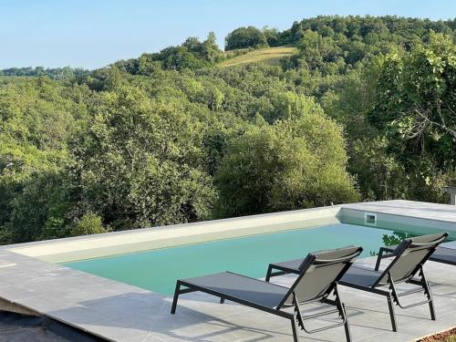 deux chaises assises à côté d'une piscine dans l'établissement La grange, à Ségonzac