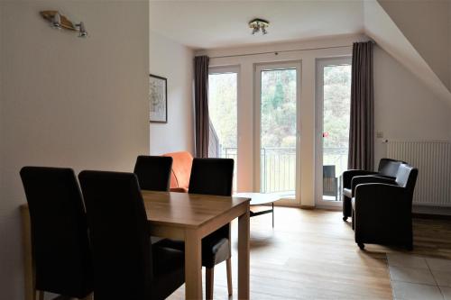 Posezení v ubytování Wohnung 2 Pers 1 Schlafzimmer und Wohnzimmer mit Balkon und Blick auf die Mosel