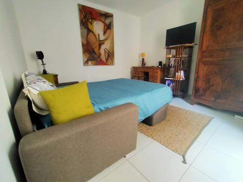 Μια τηλεόραση ή/και κέντρο ψυχαγωγίας στο Seteanous Appartement T3 quartier historique