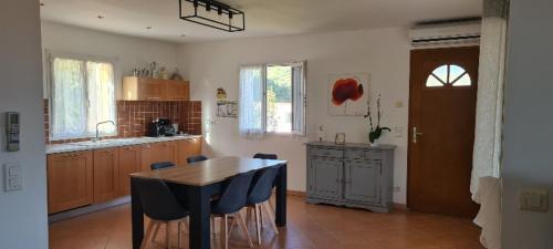 Kuchyň nebo kuchyňský kout v ubytování 130m2 qui surplombe la baie de Calvi vue citadelle