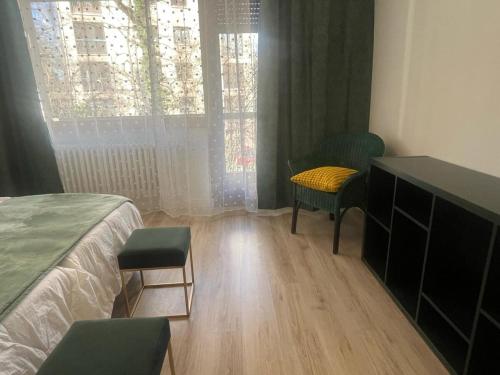 une chambre avec un lit, un bureau et des chaises dans l'établissement Chez Pascal, à Saint-Julien-en-Genevois