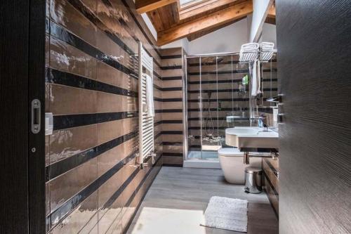 a bathroom with a sink and a toilet in it at AMORE RENTALS - Appartamento Felice in Sorrento
