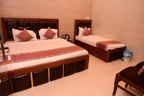 two beds in a hotel room with two beds sidx sidx sidx at Shri Ram Lalla International in Ayodhya