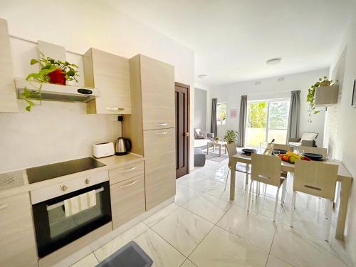 Cucina o angolo cottura di Arzella Apartments Xlendi Stylish Stay Near Beach Local Eats
