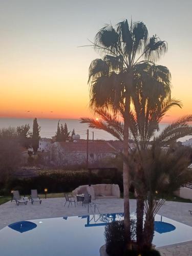 Der Swimmingpool an oder in der Nähe von Sunset & Seaview at Tala Avli