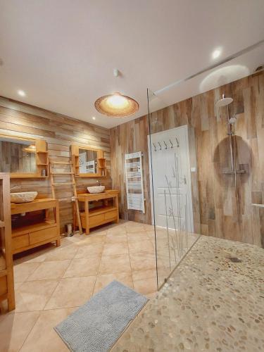 une salle de bain avec douche et porte vitrée dans l'établissement Jolie maison à la Cotinière classée 3 étoiles, à Saint-Pierre-dʼOléron