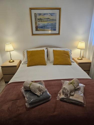 Giường trong phòng chung tại Lovely and Bright Apart, 2 Bed, 2 Bath, sleeps 5, Swimming pool - Jacuzzi & Gym