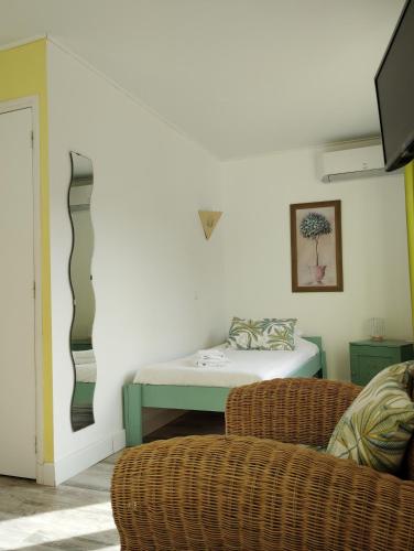 Ένα ή περισσότερα κρεβάτια σε δωμάτιο στο Hôtel Les Calanques