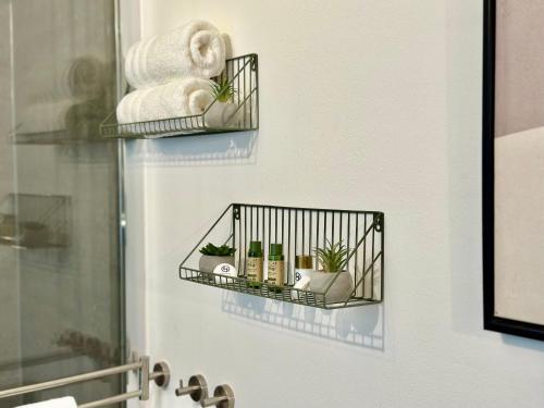 a bathroom with a shelf with plants and towels at Bellevue Apartment - Zentrum - Netflix - Parkplatz in Bad Schandau