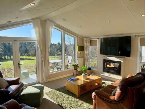 Posezení v ubytování Hot Tub Lodge with Panoramic Views & Free Golf