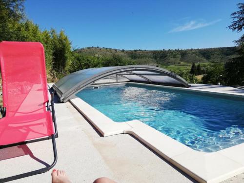 une chaise assise à côté d'une piscine dans l'établissement La Grangette, à Joyeuse