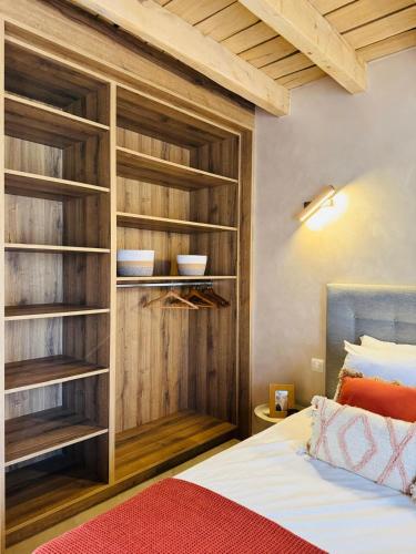 - une chambre avec un placard intégré et un lit dans l'établissement Le domaine d Isa piscine et Spa, à Vienville