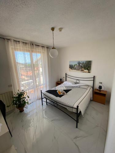 sypialnia z łóżkiem i dużym oknem w obiekcie Hotel Belvedere w mieście Passignano sul Trasimeno