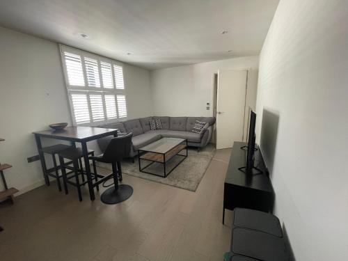 Televisyen dan/atau pusat hiburan di HQ by Philosophy - Stylish 1 Bedroom Apartment, Secure Parking, Modern Living