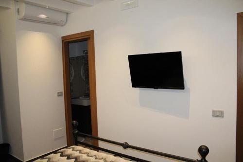 una camera con televisore a parete di B&b La Casa Del Nonno a Guardiagrele