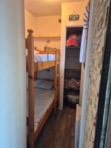 a small room with two bunk beds and a closet at Appartement Centre Station Risoul 1850 pied des pistes LE VILLARET 2 in Risoul