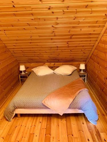 Katil atau katil-katil dalam bilik di Charmant chalet en bois