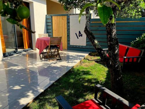 une table et des chaises à côté d'une maison dans l'établissement Petite maison 2 personnes à Crach avec jardin ombragé, à Crach
