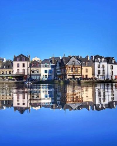 un groupe de maisons assises à côté d'une masse d'eau dans l'établissement Petite maison 2 personnes à Crach avec jardin ombragé, à Crach