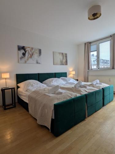 Munich Large Apartment 155 qm and 5 Bedrooms with Roof Terrace in centrally located 1 to 14 Guestsにあるベッド