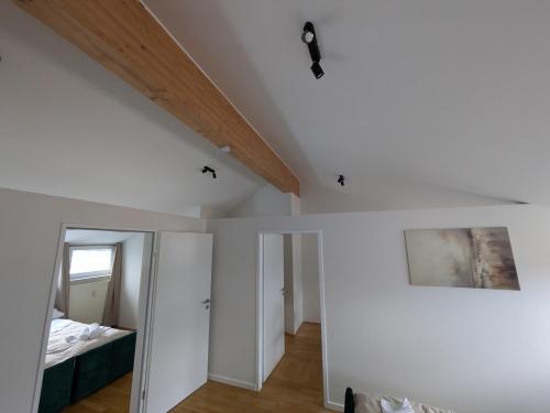 Munich Large Apartment 155 qm and 5 Bedrooms with Roof Terrace in centrally located 1 to 14 Guestsにあるベッド