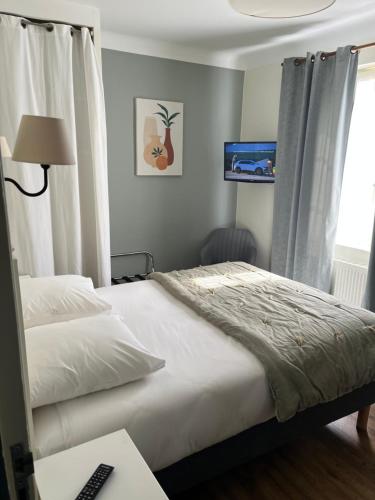 a bedroom with a bed and a desk with a computer at Le Clos d'Orange - Hotel & ville de Provence in Orange