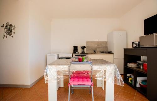 Η κουζίνα ή μικρή κουζίνα στο Logement calme et agréable à proximité d'Ajaccio
