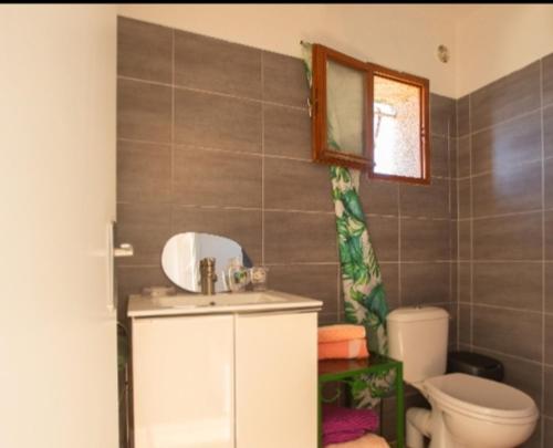 Ένα μπάνιο στο Logement calme et agréable à proximité d'Ajaccio