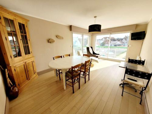 une cuisine et une salle à manger avec une table et des chaises dans l'établissement Appartement 2 chambres avec balcon, à 100m de la plage - FR-1-675-14, à Wimereux
