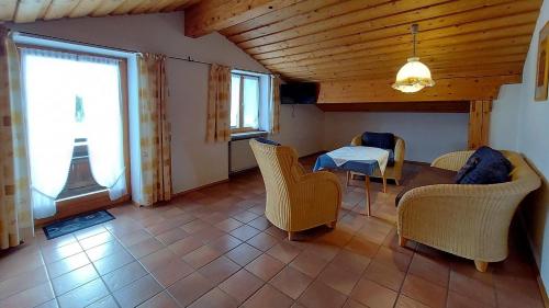 a living room with a table and chairs and a window at Ferienwohnung Nr 4, Lechbruck-Gründl, Allgäu in Prem