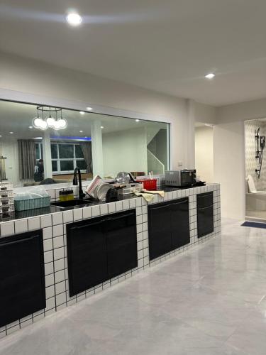 Η κουζίνα ή μικρή κουζίνα στο Charin pool Villa Bangsean home 2