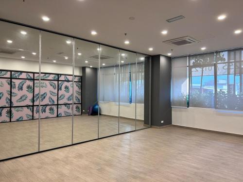 a room with glass dividers in a building at Sky Trees Bukit Indah AEON Netflix A16 in Johor Bahru