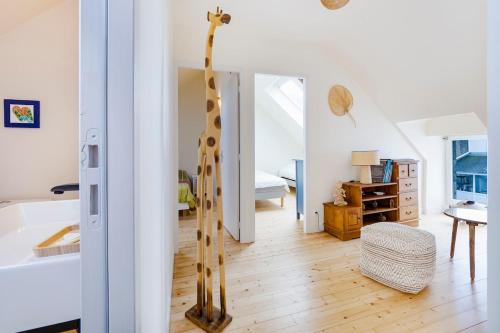 une statue de girafe dans une chambre dans l'établissement maison de ville Hyper centre, à La Turballe