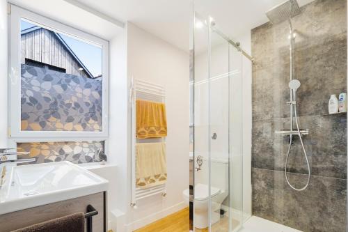 une salle de bain avec douche et lavabo dans l'établissement maison de ville Hyper centre, à La Turballe