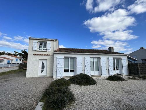 Villa Indépendante à 50m de la Mer avec Jardin Clos et WIFI Gratuit, Idéal pour 8 Personnes - FR-1-324-551