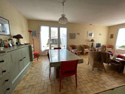 une cuisine avec une table et des chaises dans une pièce dans l'établissement Villa Indépendante à 50m de la Mer avec Jardin Clos et WIFI Gratuit, Idéal pour 8 Personnes - FR-1-324-551, à Saint-Gilles-Croix-de-Vie