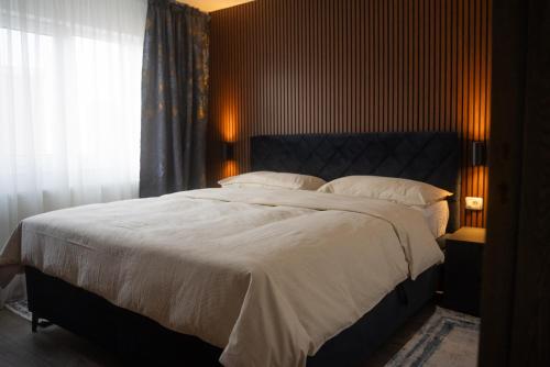 a bedroom with a large bed with white sheets and pillows at Ale Apartament aproape de facultate de medicina Vasile Goldis in Arad