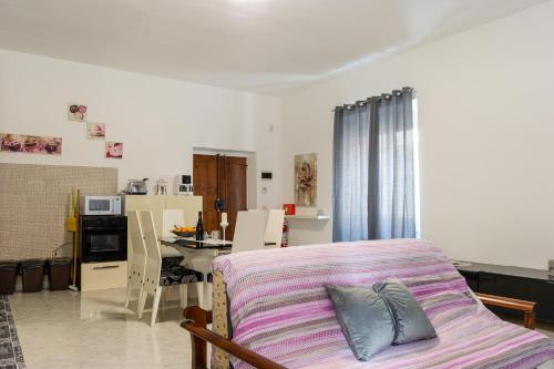 a living room and kitchen with a couch and a table at da Lulu' Casa Vacanze Gargano in Vico del Gargano
