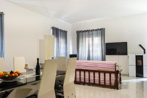 a living room with a table and a dining room at da Lulu' Casa Vacanze Gargano in Vico del Gargano