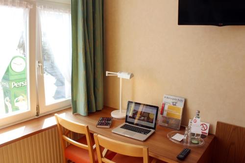 Una televisión o centro de entretenimiento en An der Persiluhr Stadt-gut-Hotel