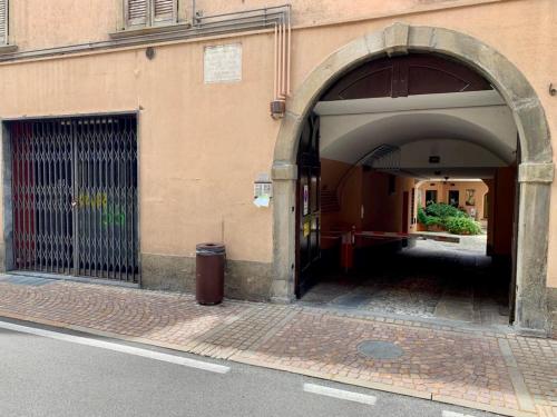 an entrance to a building with an archway at Flat Mazzini 6 in Alzano Lombardo