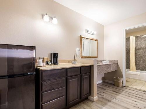 Koupelna v ubytování Americas Best Value Inn Refugio