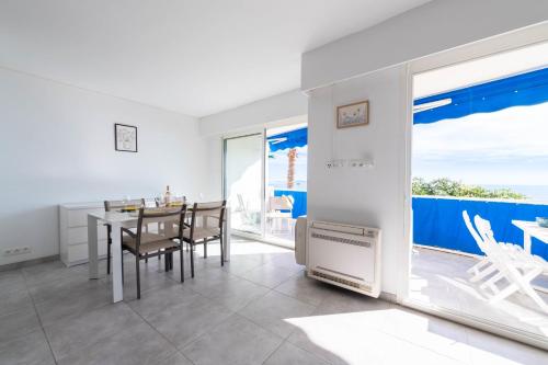 une salle à manger avec une table et une vue sur l'océan dans l'établissement 2-Br Seafront Apartment in Cannes, à Cannes