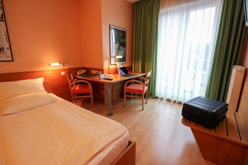 Cama o camas de una habitación en An der Persiluhr Stadt-gut-Hotel