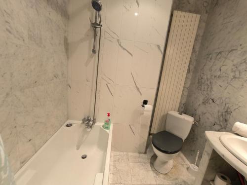 Photo de la galerie de l'établissement Appartement, 2 chambres, spacieux et plein de charme à 5 min du centre, à Pau