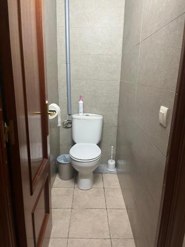a small bathroom with a toilet in a stall at Casa del Espliego in Barriopedro