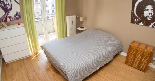 a bedroom with a bed and a window at Appartement Quartier Halles in Strasbourg