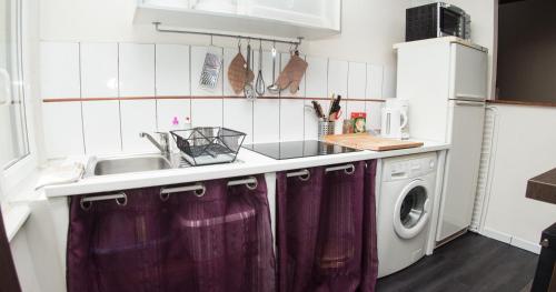 ストラスブールにあるアパルトマン カルティエ アールのキッチン(シンク、洗濯機付)